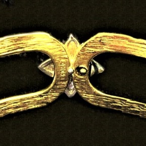 Snap it on or off in a second - Picture 2 of 9